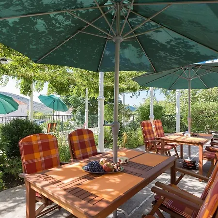 Holiday Stone Garden- Holiday With Terrace And Garden View Doli